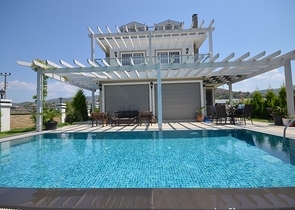 Роскошная вилла с большим садом и бассейном в Фетхие