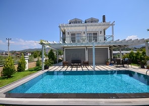 Роскошная вилла с большим садом и бассейном в Фетхие