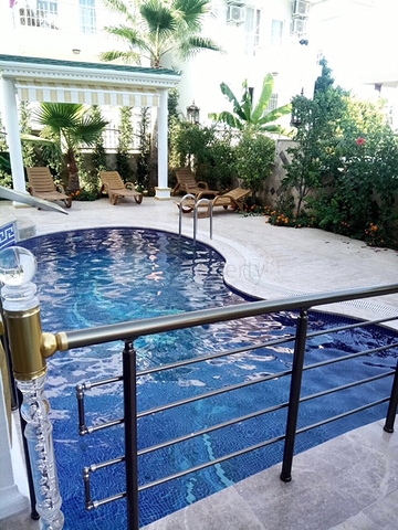 Люкс вилла 5+2 с частным бассейном в самом центре Кемера