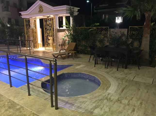 Люкс вилла 5+2 с частным бассейном в самом центре Кемера