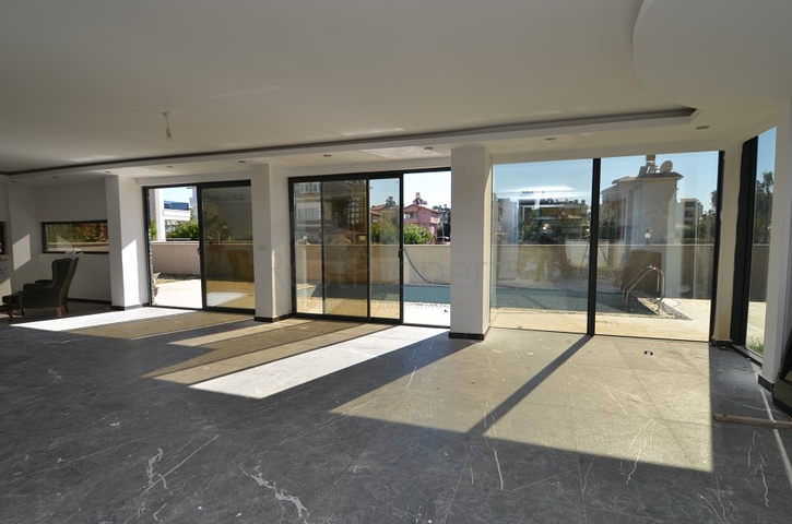 Отличное предложение от компании РестПроперти – просторная вилла на этапе строительства.