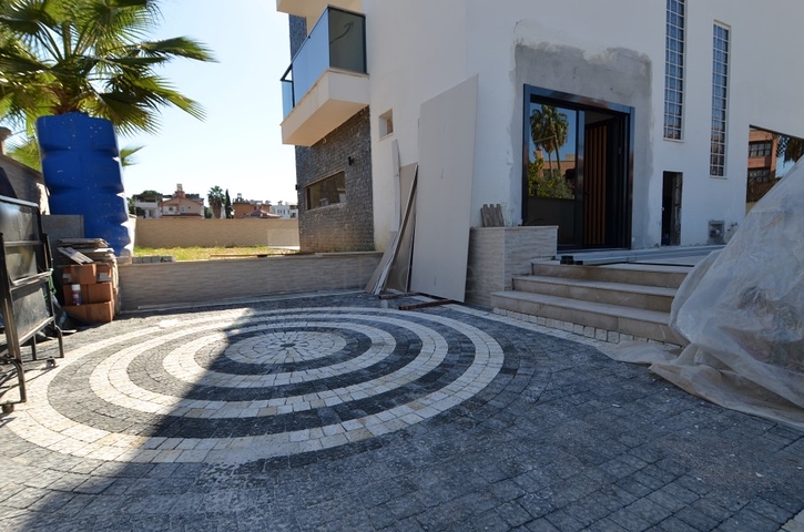 Отличное предложение от компании РестПроперти – просторная вилла на этапе строительства.