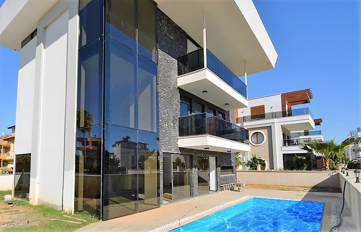 Отличное предложение от компании РестПроперти – просторная вилла на этапе строительства.