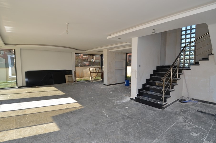 Отличное предложение от компании РестПроперти – просторная вилла на этапе строительства.