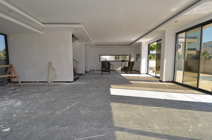 Отличное предложение от компании РестПроперти – просторная вилла на этапе строительства.