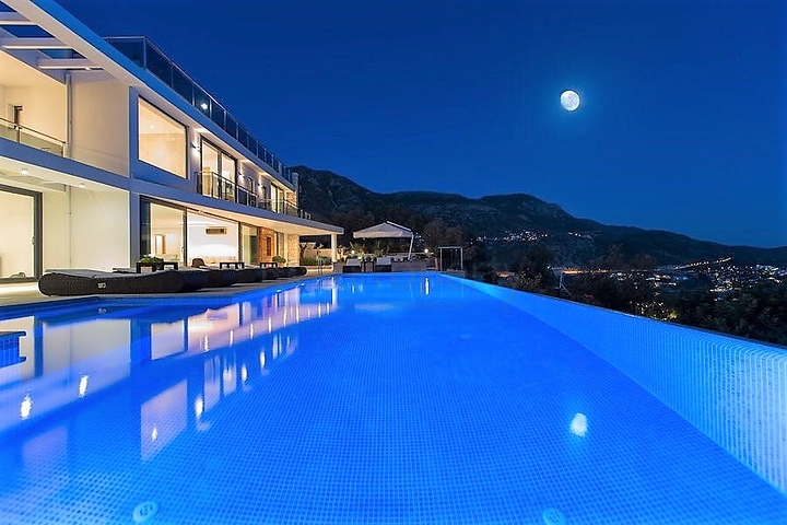 Новая просторная вилла для большой семьи в Калкан