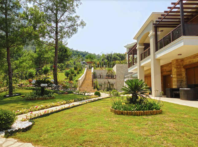 Вилла с мебелью в окружении горной природы в Анталии