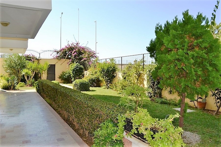 Квартира с большой площадью у самого берега моря