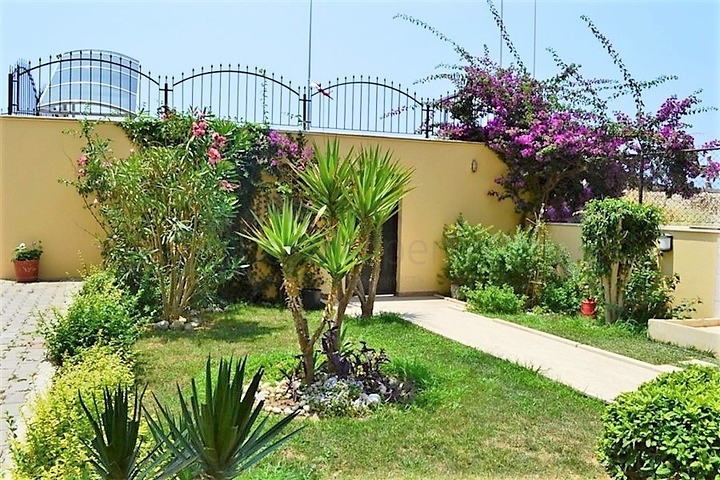 Квартира с большой площадью у самого берега моря