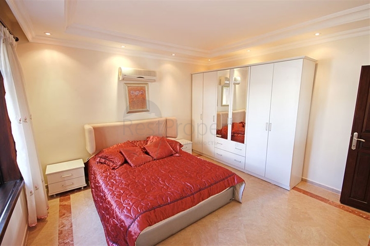 Меблированная уютная вилла с видом на море