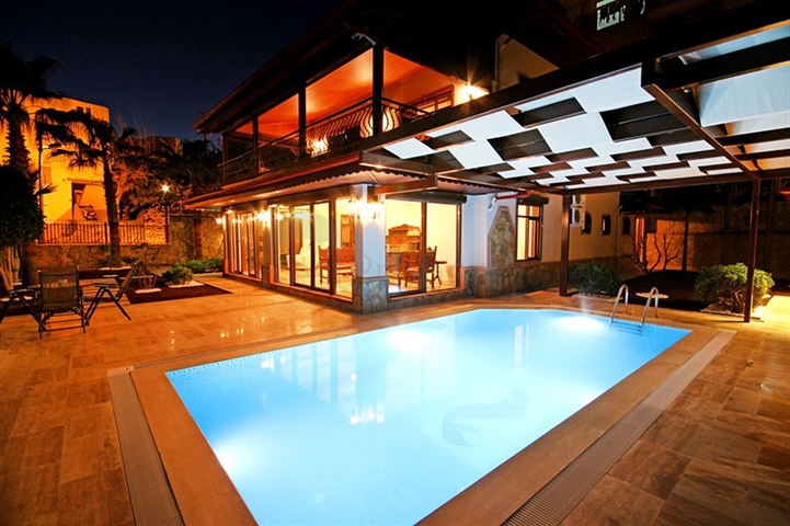 Меблированная уютная вилла с видом на море