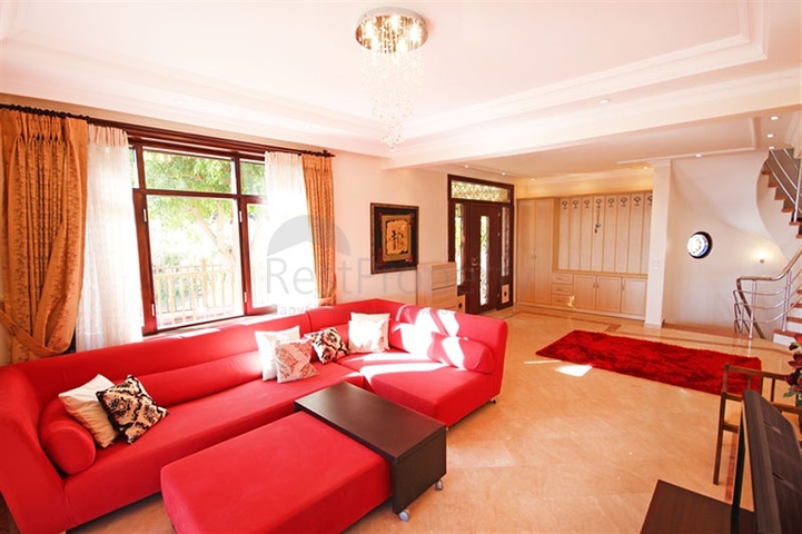 Меблированная уютная вилла с видом на море