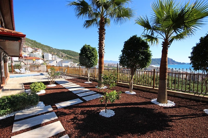 Меблированная уютная вилла с видом на море