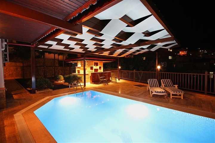 Меблированная уютная вилла с видом на море