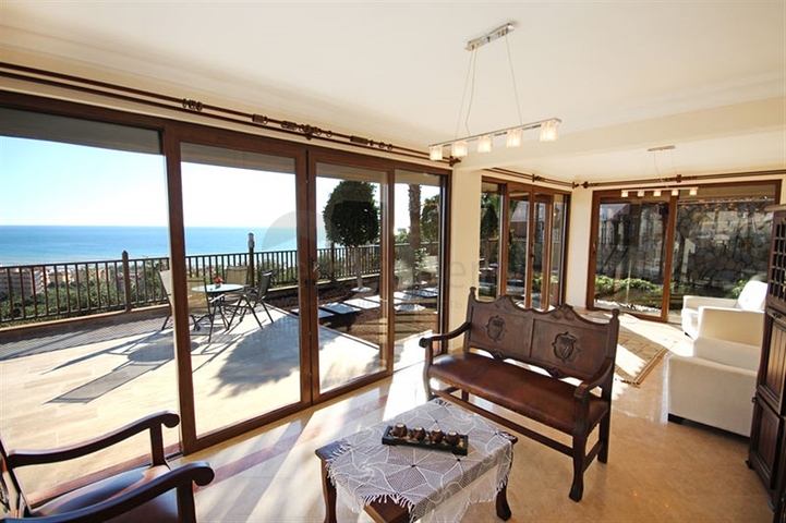 Меблированная уютная вилла с видом на море