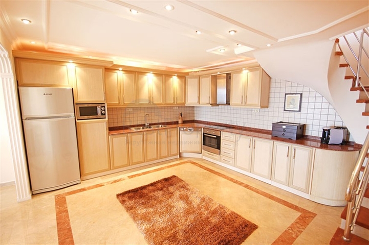 Меблированная уютная вилла с видом на море