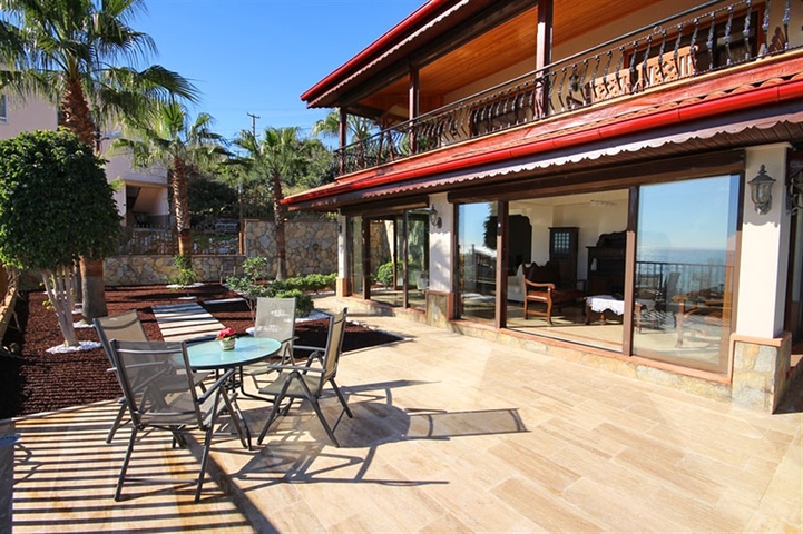 Меблированная уютная вилла с видом на море