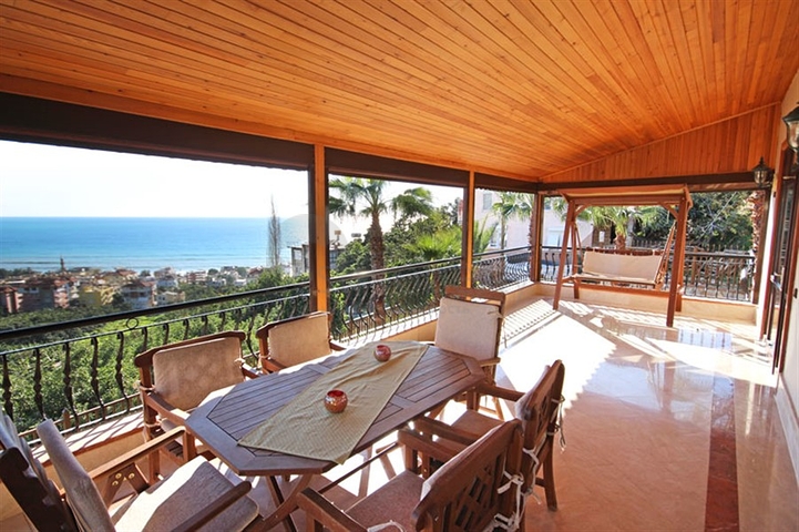 Меблированная уютная вилла с видом на море