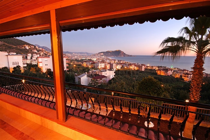 Меблированная уютная вилла с видом на море