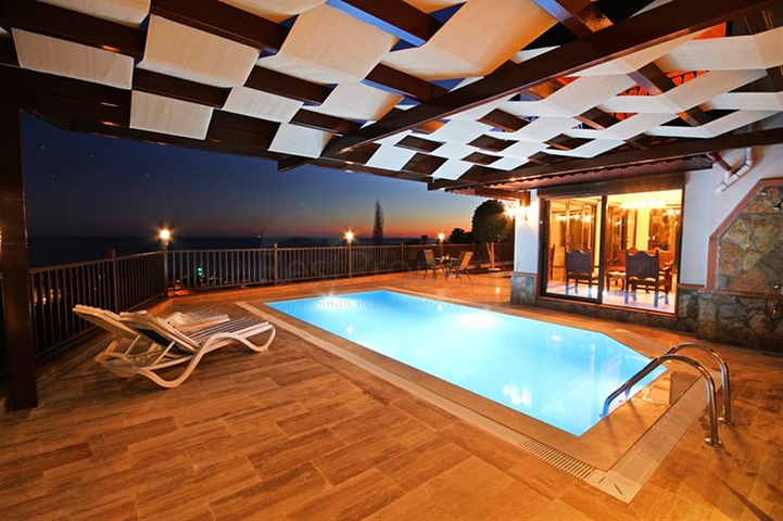 Меблированная уютная вилла с видом на море