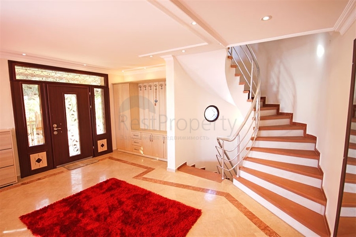 Меблированная уютная вилла с видом на море