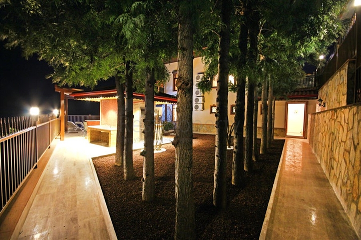 Меблированная уютная вилла с видом на море