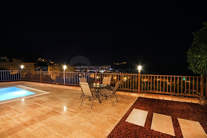 Меблированная уютная вилла с видом на море