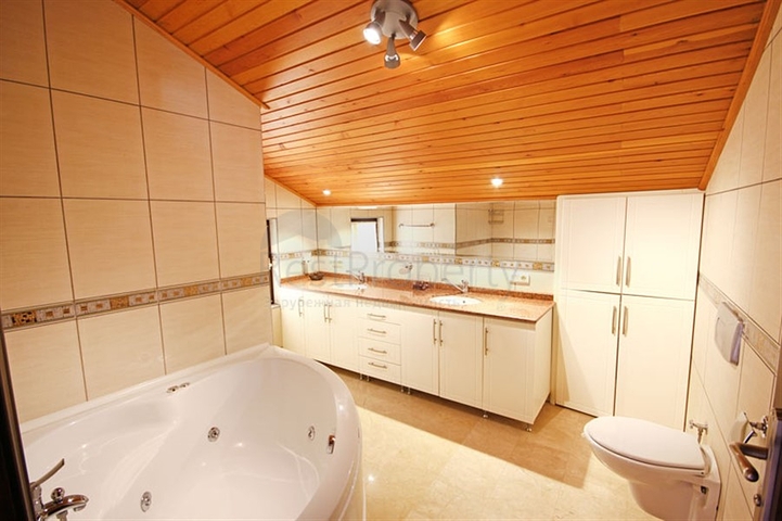 Меблированная уютная вилла с видом на море