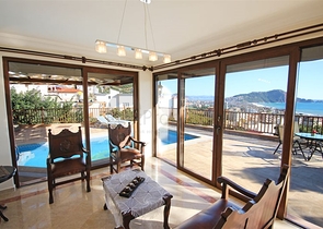 Меблированная уютная вилла с видом на море