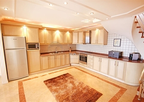 Меблированная уютная вилла с видом на море