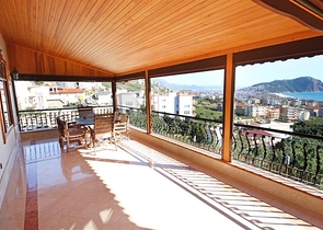 Меблированная уютная вилла с видом на море