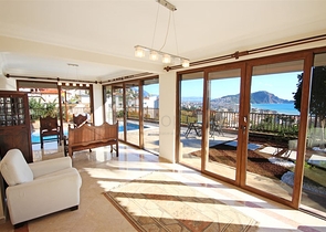 Меблированная уютная вилла с видом на море