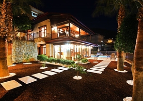 Меблированная уютная вилла с видом на море