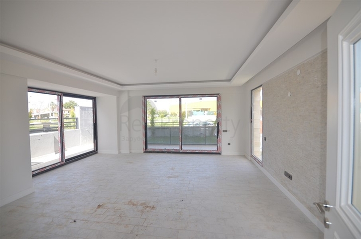 Новая трехэтажная вилла в центре Фетхие