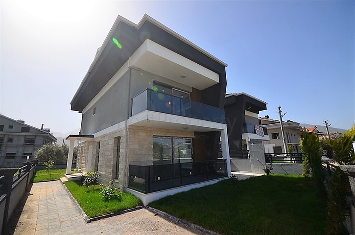 Новая трехэтажная вилла в центре Фетхие