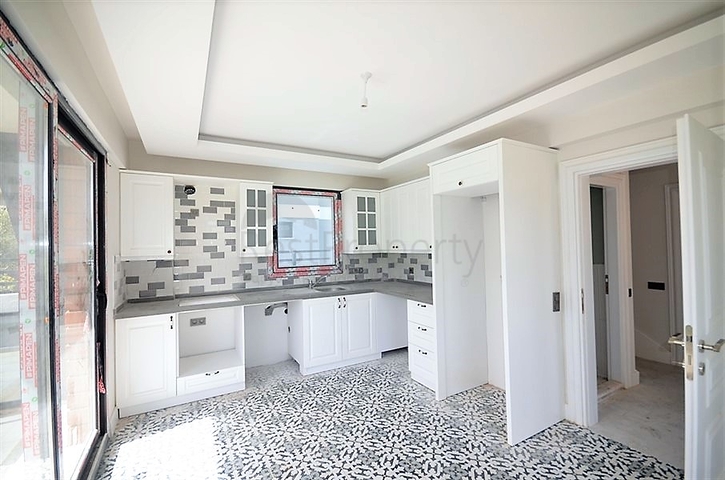 Новая трехэтажная вилла в центре Фетхие