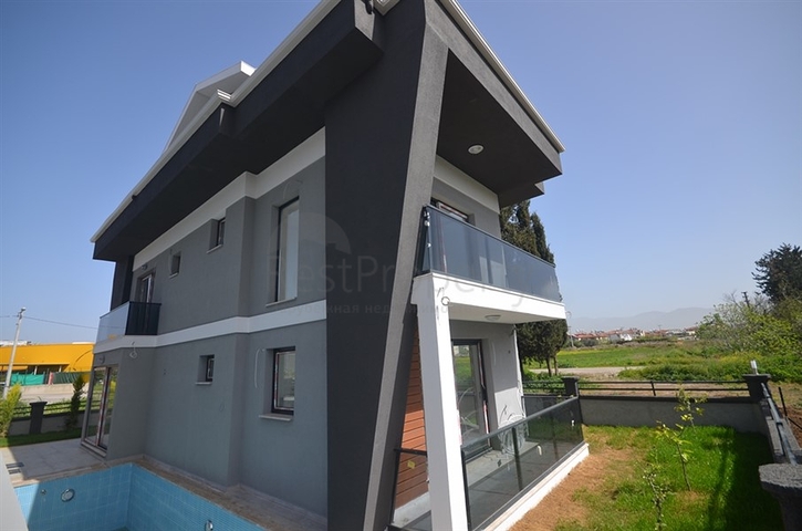 Новая трехэтажная вилла в центре Фетхие