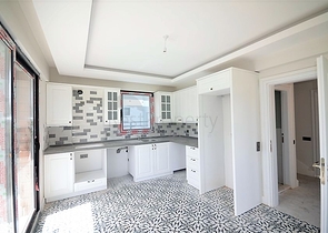 Новая трехэтажная вилла в центре Фетхие