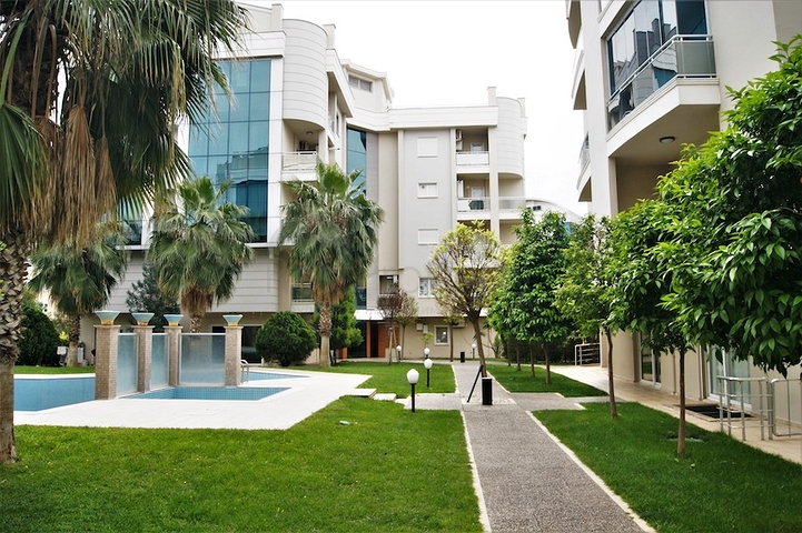 Пентхаус 2+1 с выходом в сад в комплексе 500 м до моря