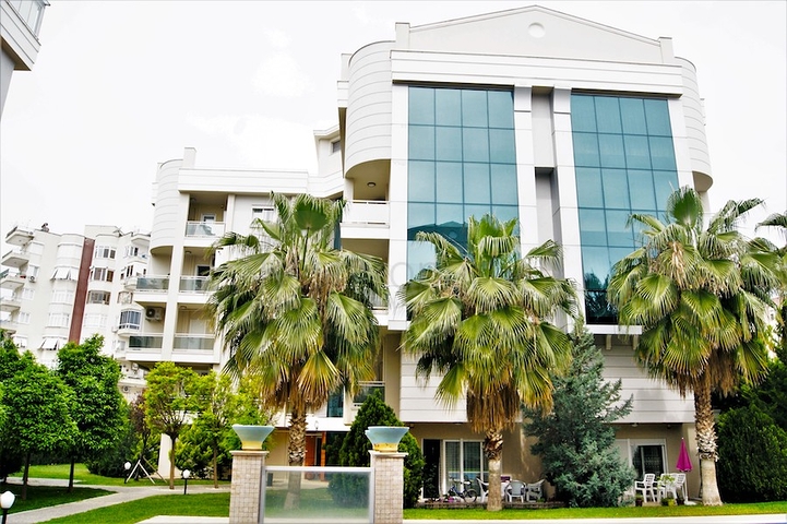 Пентхаус 2+1 с выходом в сад в комплексе 500 м до моря