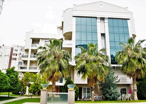 Пентхаус 2+1 с выходом в сад в комплексе 500 м до моря