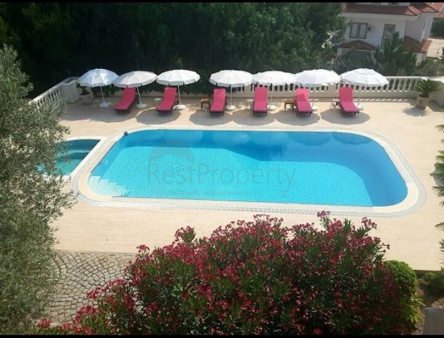 Дом в горном ущелье с зеленым садом