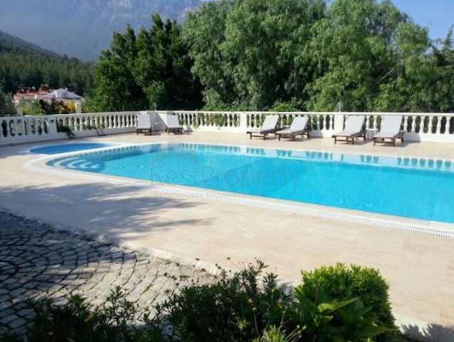 Дом в горном ущелье с зеленым садом