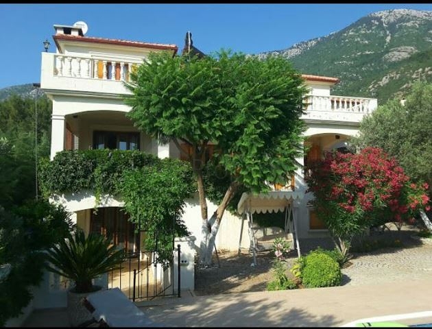 Дом в горном ущелье с зеленым садом