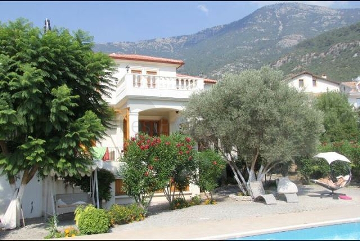 Дом в горном ущелье с зеленым садом