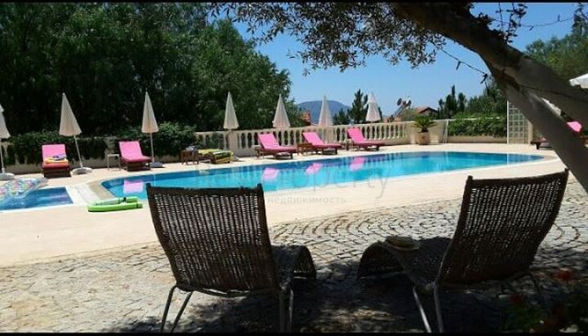 Дом в горном ущелье с зеленым садом