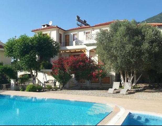 Дом в горном ущелье с зеленым садом