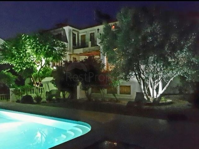 Дом в горном ущелье с зеленым садом