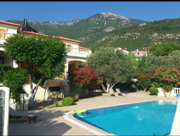 Дом в горном ущелье с зеленым садом