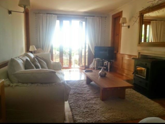 Дом в горном ущелье с зеленым садом